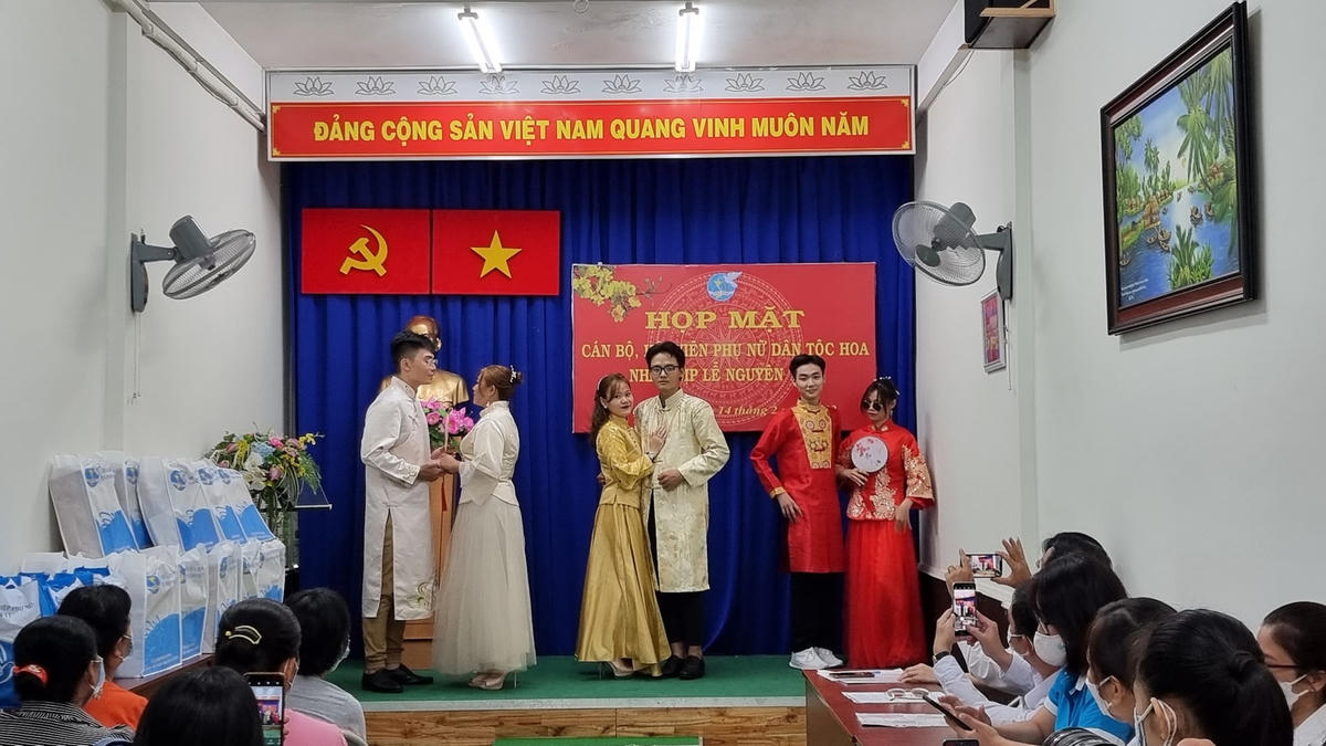 Biểu diễn trang phục truyền thống dân tộc Hoa tại chương trình họp mặt cán bộ, hội viên phụ nữ dân tộc Hoa nhân dịp Tết Nguyên tiêu 2022.