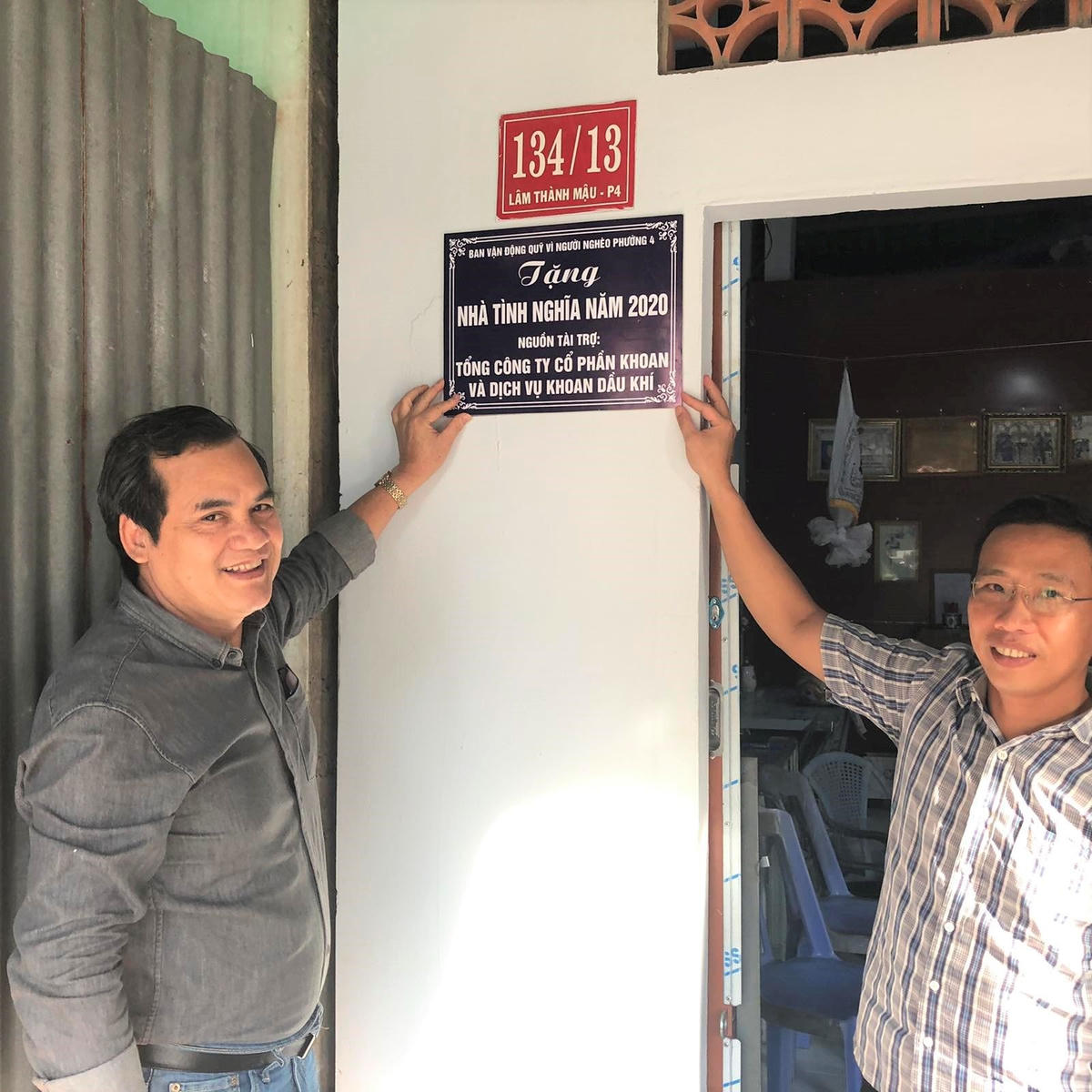 Đại diện PV Drilling và Chính quyền địa phương gắn biển ”Nhà tình nghĩa” cho gia đình bà Huỳnh Thị Các.
