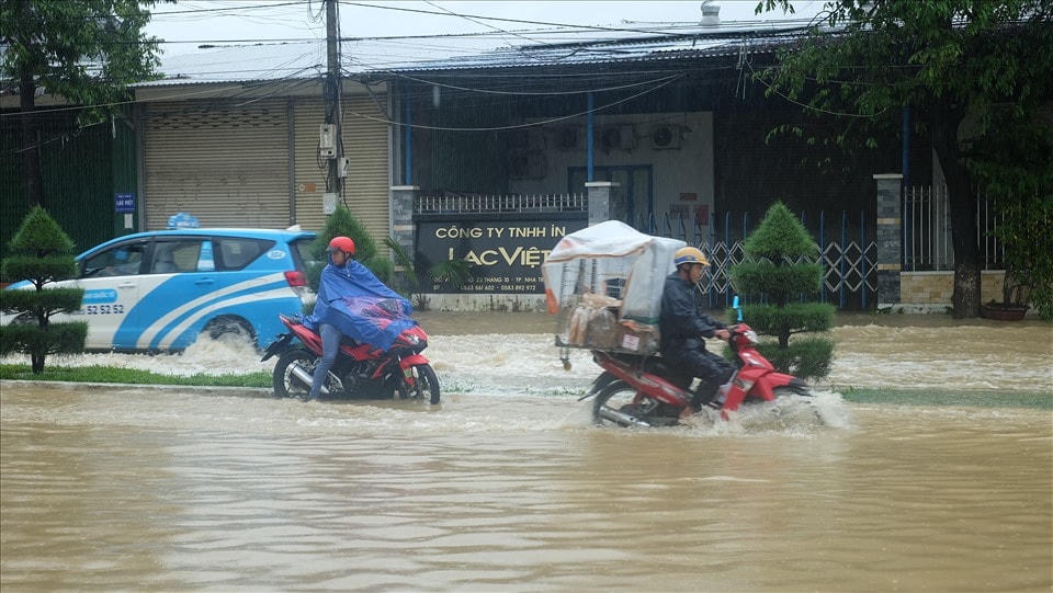 Đường 23 tháng 10 đoạn qua thôn Phú Trung, xã Vĩnh Thạnh, Nha Trang bị ngập sâu. Ảnh: Lao động.