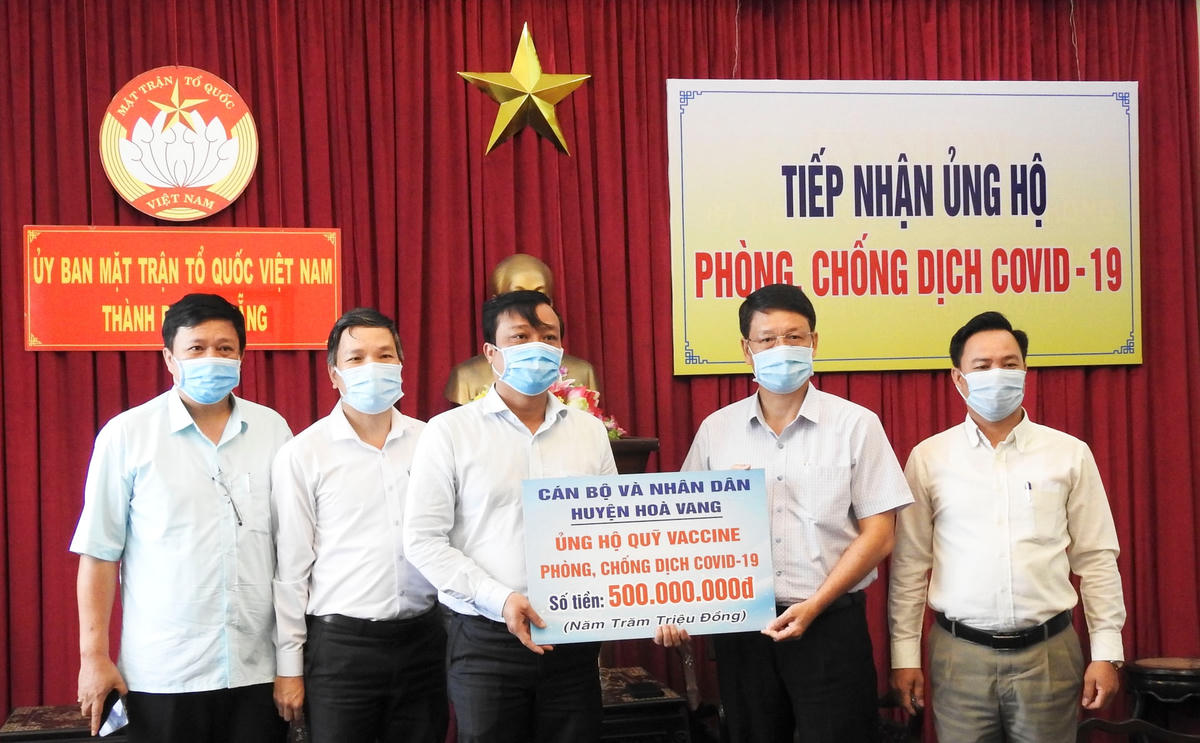 Chủ tịch Ủy ban MTTQ Việt Nam TP Đà Nẵng  Ngô Xuân Thắng (thứ 2 từ phải sang) tiếp nhận ủng hộ từ cán bộ và nhân dân huyện Hòa Vang. Ảnh Thanh Tùng.
