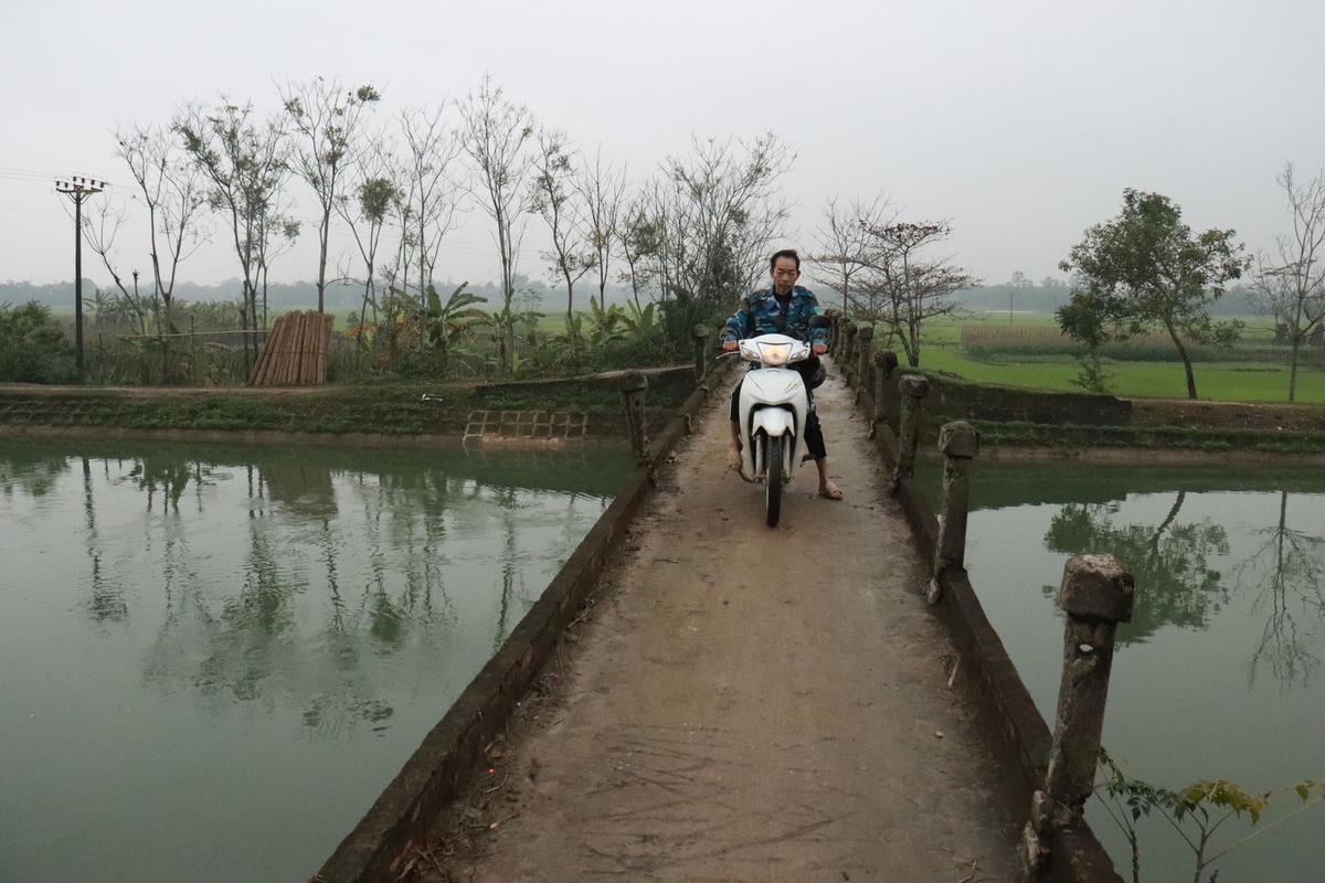 Cây cầu có bề rộng khá hẹp, hiện đã xuống cấp nghiêm trọng, bởi vậy, nhiều người dân không dám đi qua cầu vào ban đêm.