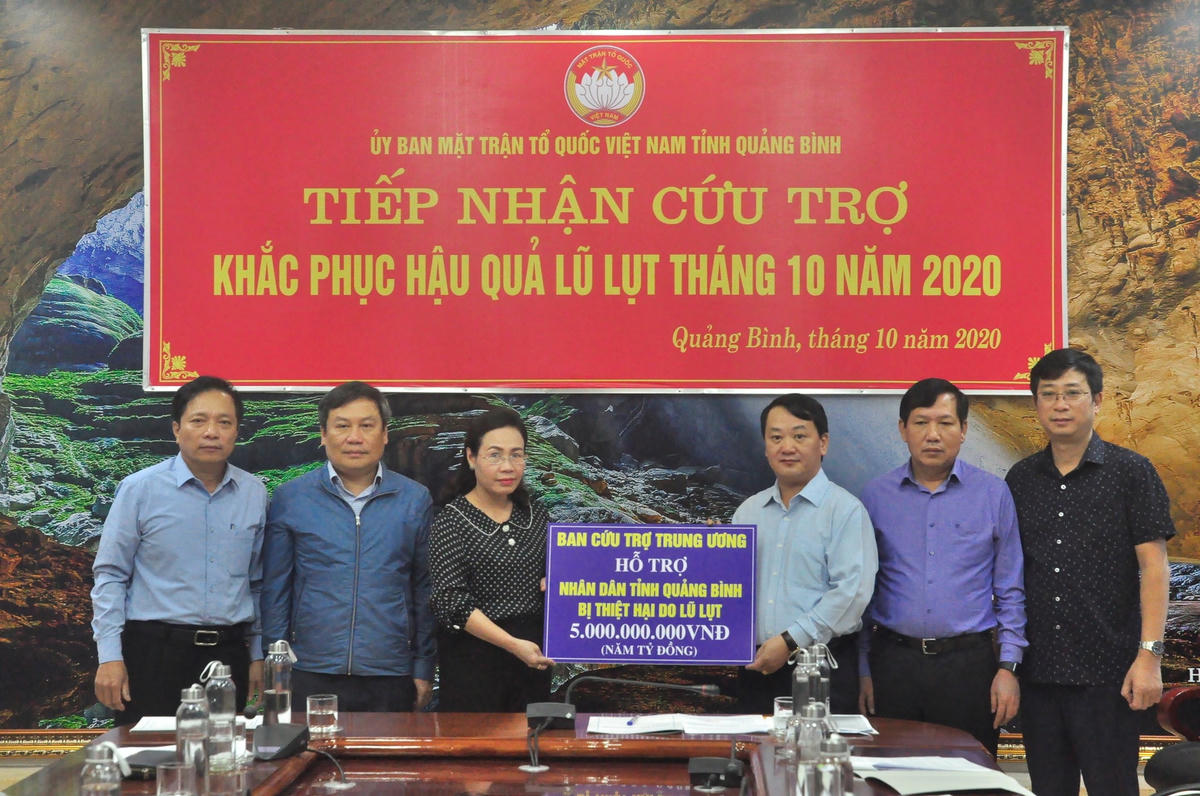 Phó Chủ tịch - Tổng Thư ký UBTƯ MTTQ Việt Nam Hầu A Lềnh, Trưởng ban Cứu trợ Trung ương trao số tiền 5 tỷ đồng hỗ trợ người dân tỉnh Quảng Bình bị thiệt hại do lũ lụt.