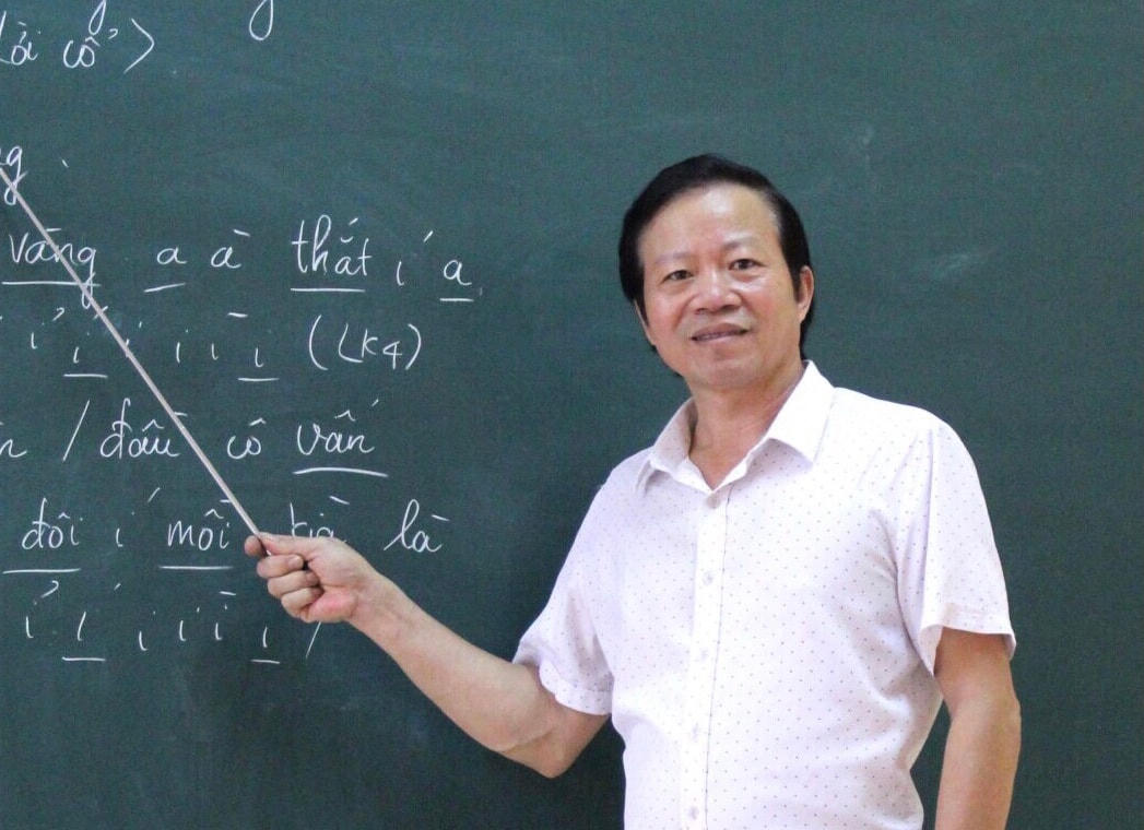 Nghệ sĩ Trần Văn Tuấn trên bục giảng.