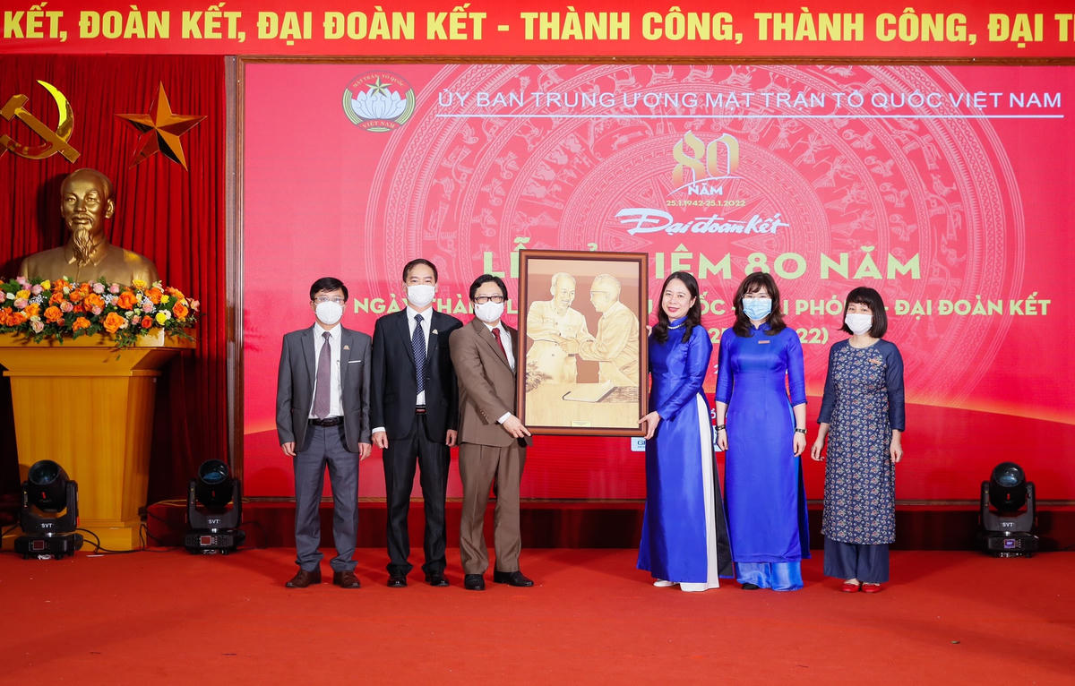 Phó Chủ tịch nước Võ Thị Ánh Xuân tặng  báo Đại Đoàn Kết bức tranh Bác Hồ- Bác Tôn. 