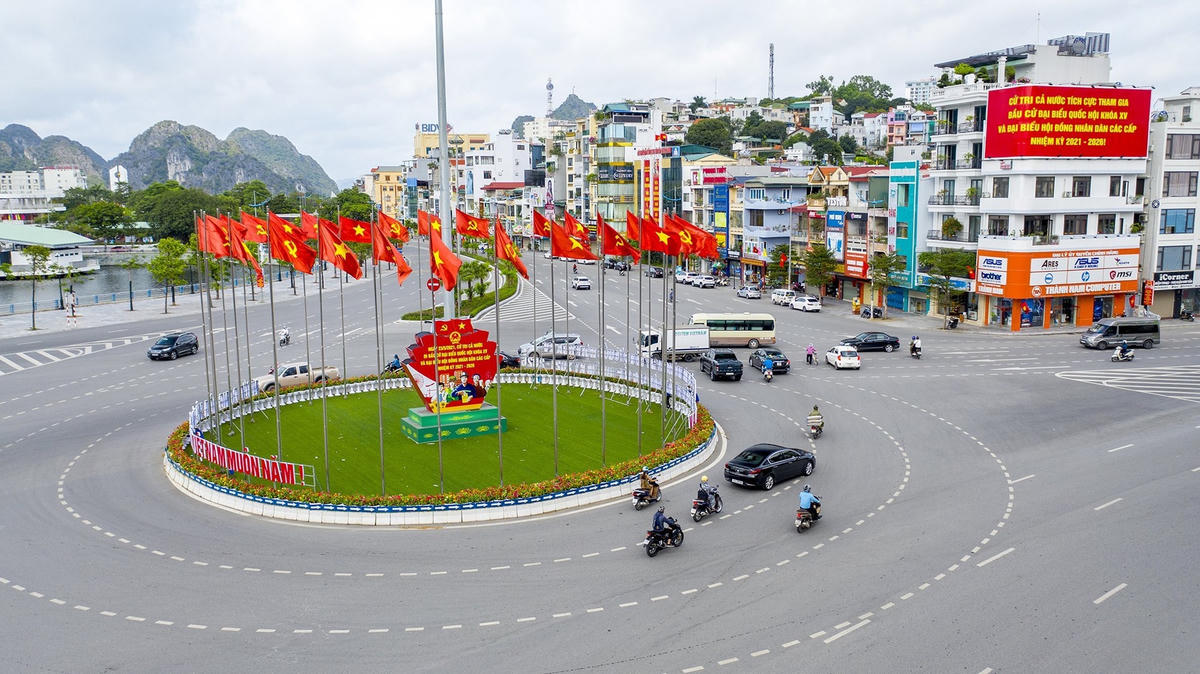 Tất cả các cửa ngõ dẫn vào TP Hạ Long, các vòng xuyến, nút giao thông đều ngập trong sắc đỏ của cờ hoa chào mừng ngày hội.