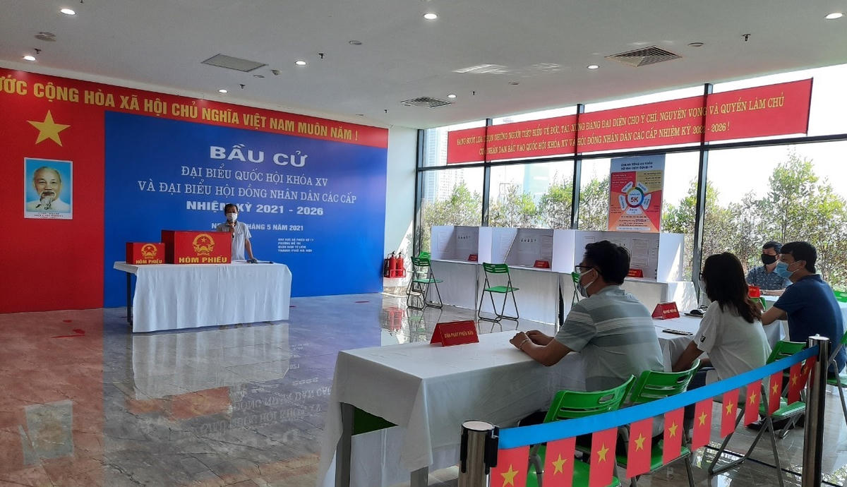 Buổi diễn tập công tác bỏ phiếu của Tổ dân phố Ecolife, phường Mễ Trì, quận Nam Từ Liêm (Hà Nội) trong sáng 22/5. Ảnh: SKĐS.