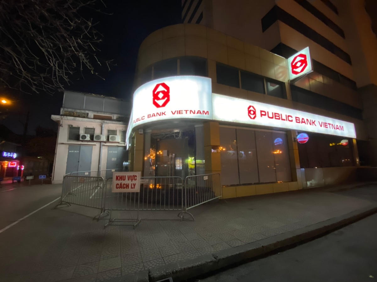 Chi nhánh ngân hàng Public bank ở D8 Trần Huy Liệu, Giảng Võ, Ba Đình đã đóng cửa, dựng rào chắn cách ly. Ảnh: Lan Anh.