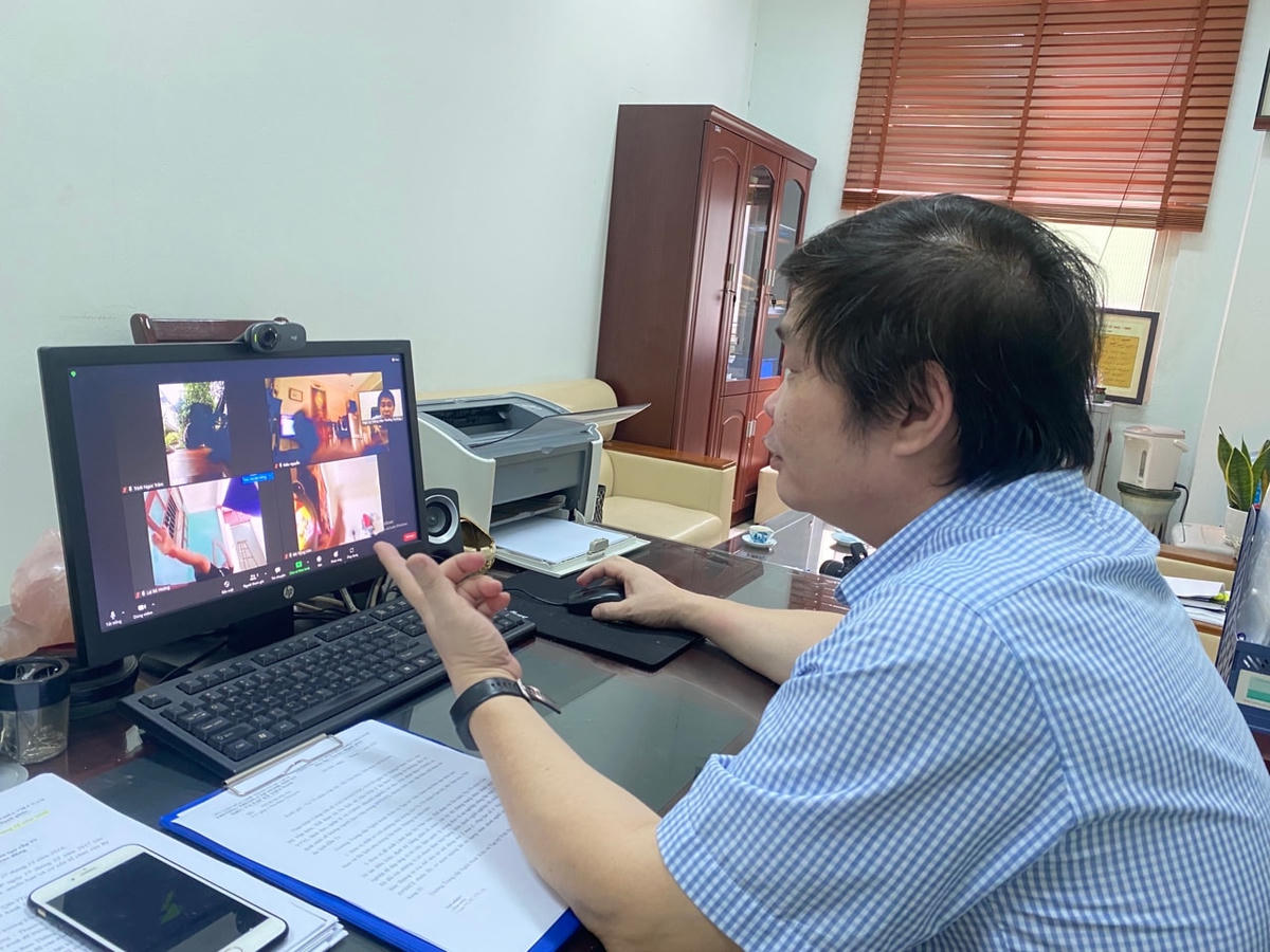 Ông Ngô Lê Thắng, Hiệu trưởng Trường Trung cấp nghệ thuật Xiếc và Tạp kỹ Việt Nam dạy học online cho học viên.