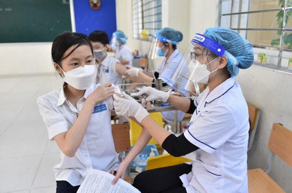 Tiêm vaccine cho học sinh. Ảnh: Viết Chung.