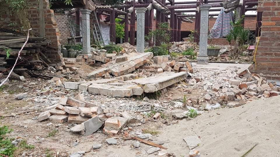 Tường bao bị sập và đè lên một người.