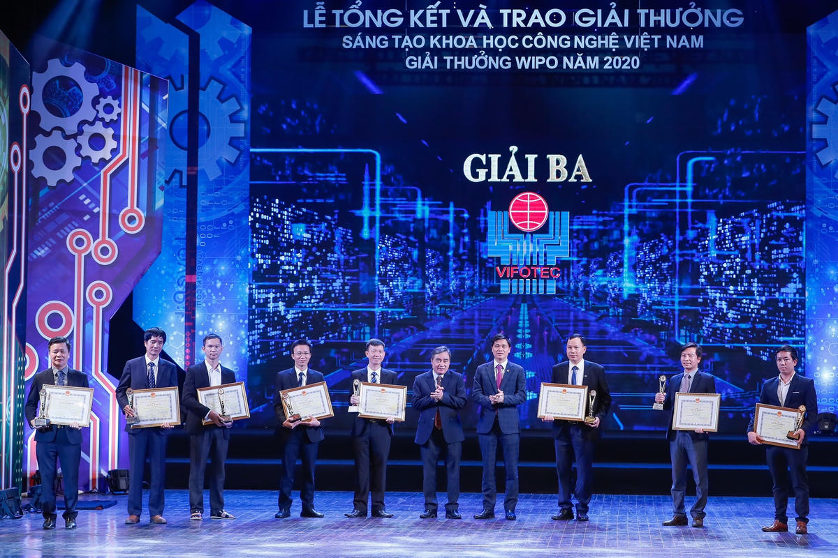 Trao giải Ba cho các tác giả.