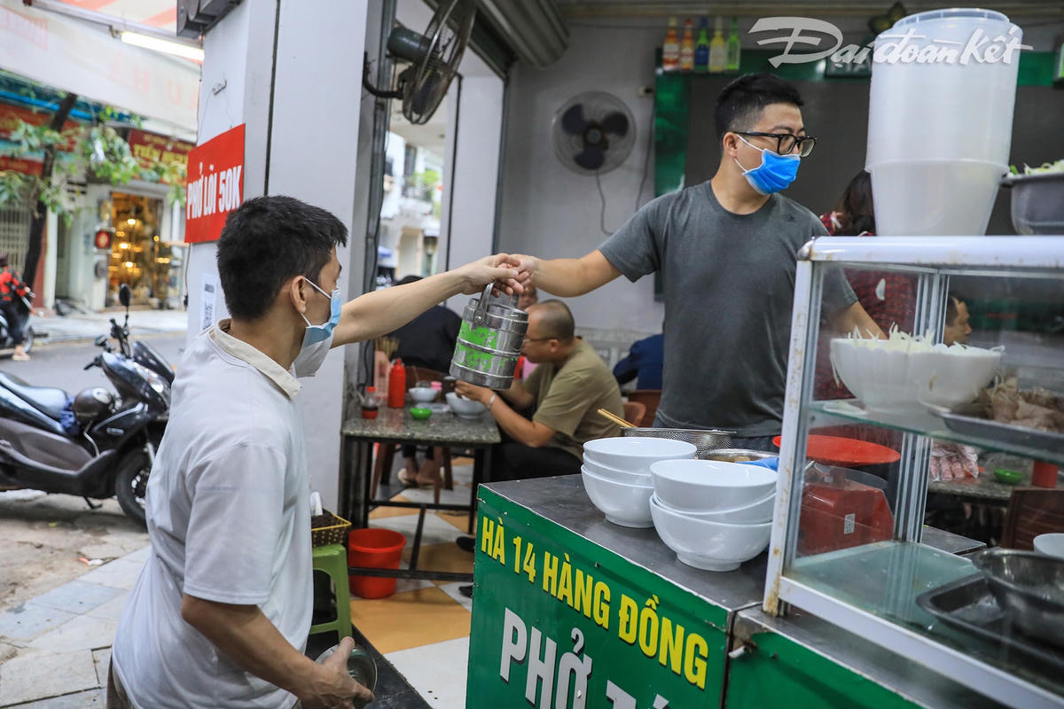 Mặc dù quán ăn đã được phục vụ tại chỗ nhưng vẫn nhiều người mua mang về.