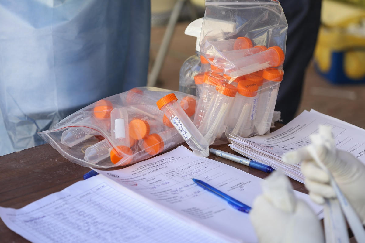 Làm việc 10 tiếng một ngày, bác sĩ, nhân viên y tế thay phiên nhau làm việc.