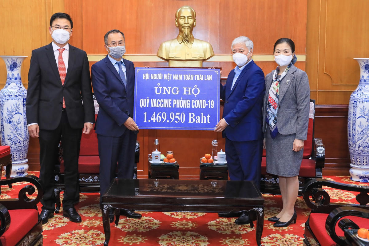 Chủ tịch Đỗ Văn Chiến tiếp nhận ủng hộ từ Hội người Việt Nam toàn Thái Lan. Ảnh: Quang Vinh.