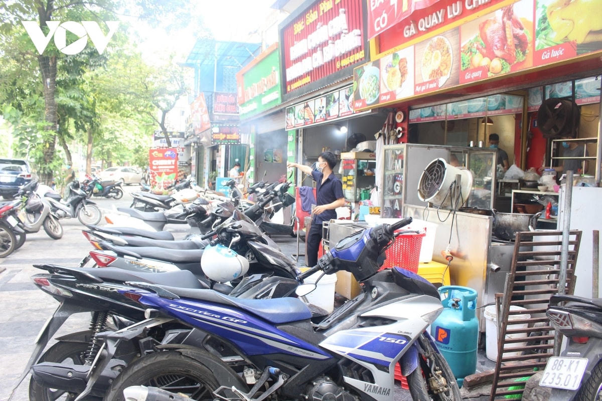 Xe cộ để chật kín trên cả vỉa hè. 