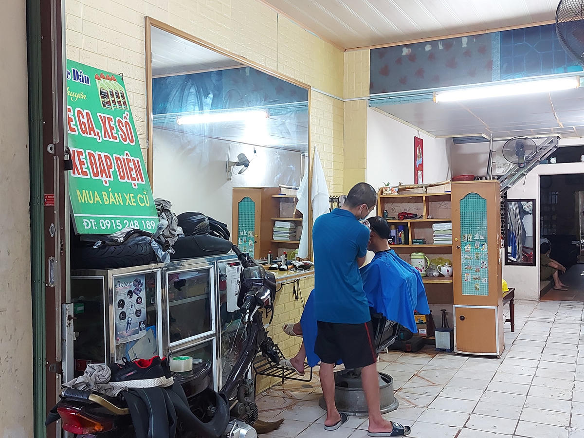  Kết thúc 13 ngày giãn cách, nhiều người dân TP Thanh Hóa đến tiệm cắt tóc để 'tu sửa' lại mái đầu của mình.