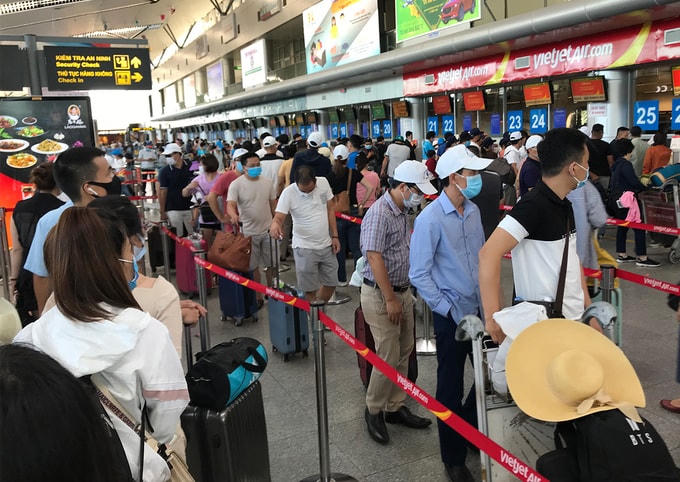 Hành khách xếp hàng làm thủ tục bay tại sân bay Đà Nẵng chiều 26/7. Ảnh: Đoàn Loan..