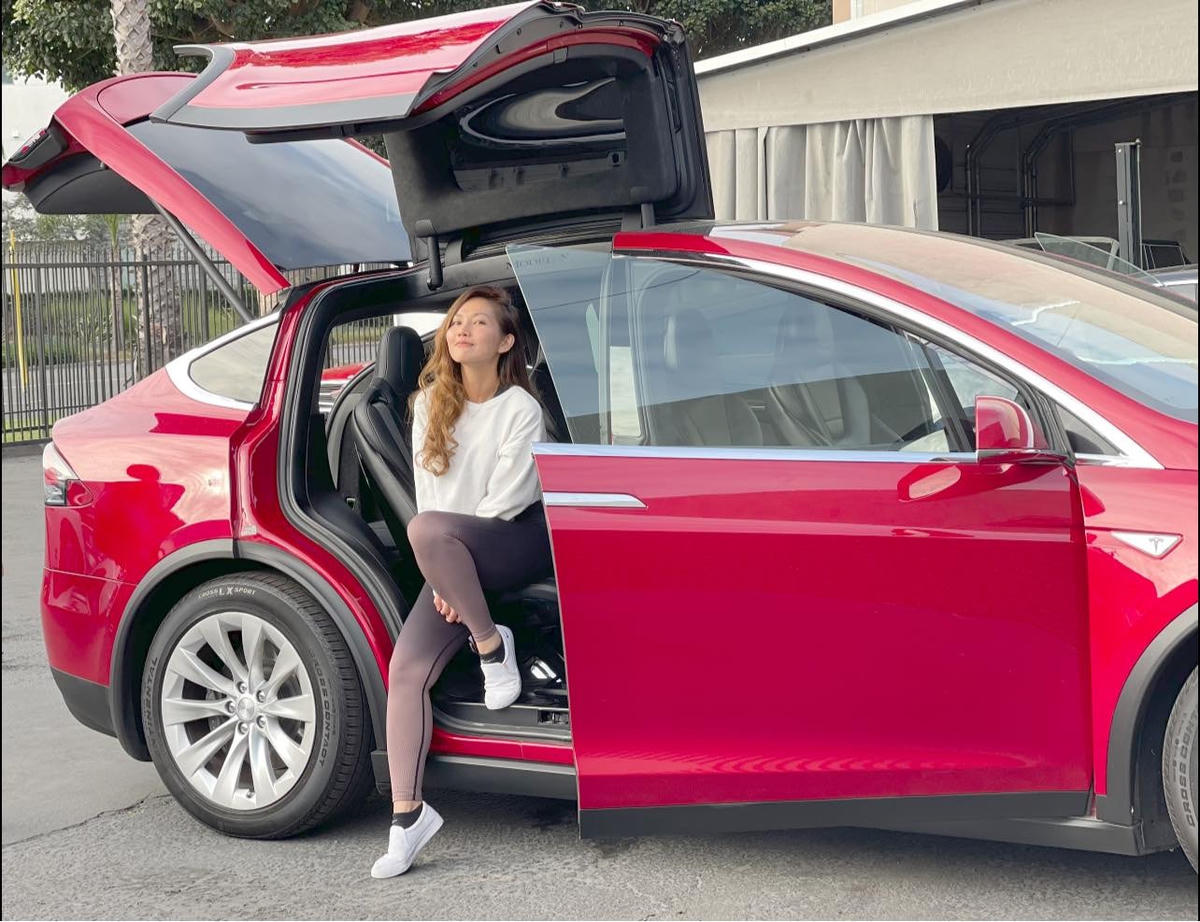 Kim Hiền khoe xe mới tậu ở Mỹ.