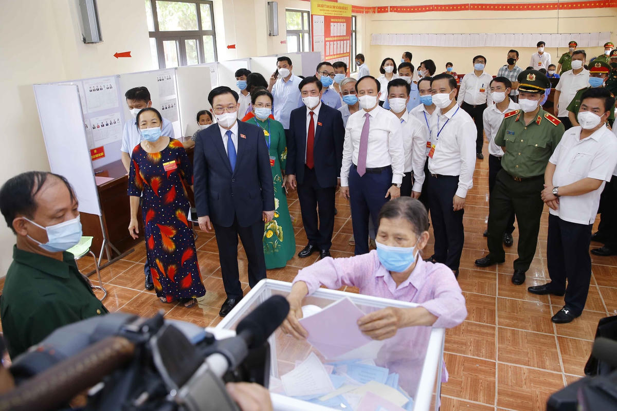 Chủ tịch Quốc hội Vương Đình Huệ kiểm tra công tác bầu cử tại xã Kim Chung