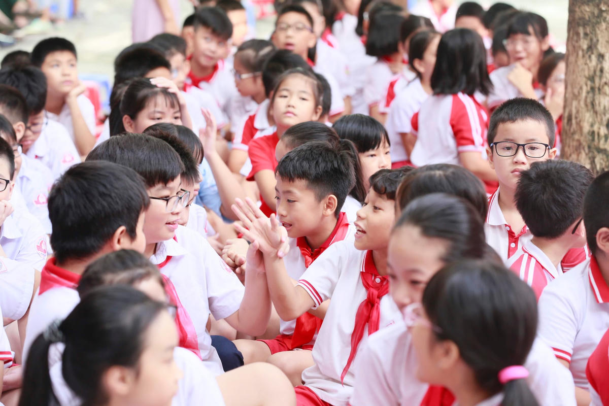 Hội ngộ trong Lễ khai giảng năm học 2020- 2021. (Ảnh: Phạm Quang Vinh).