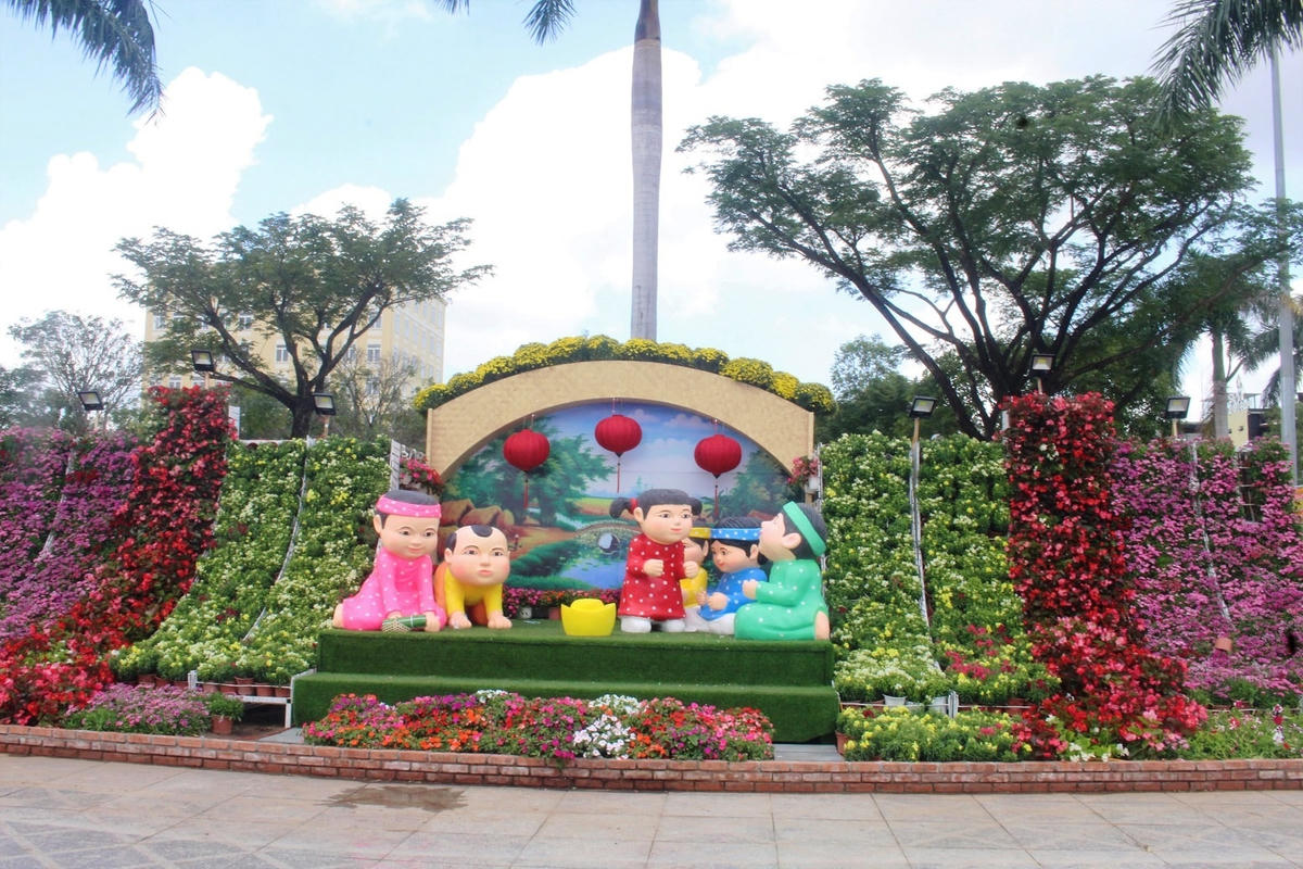 Hoa tươi tràn ngập khắp nơi trong nắng vàng.