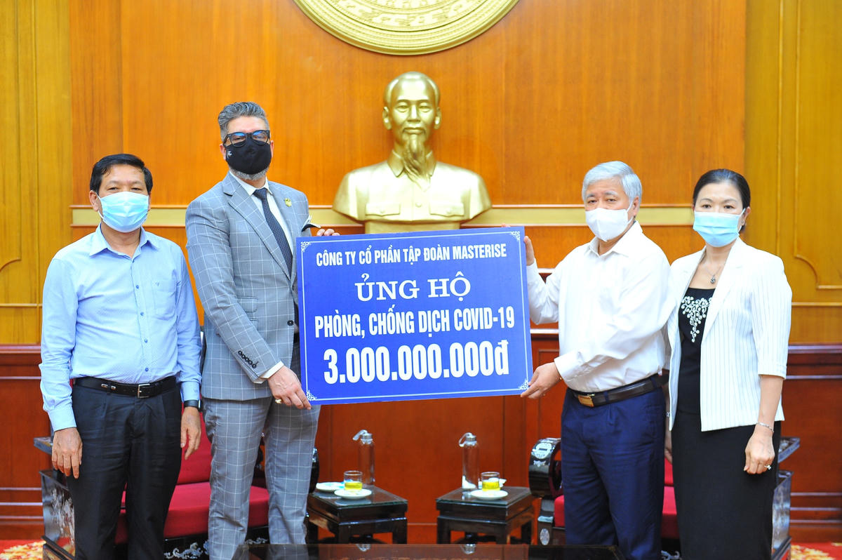 Bí thư Trung ương Đảng, Chủ tịch UBTƯ MTTQ Việt Nam Đỗ Văn Chiến và các đại biểu tại buổi tiếp nhận ủng hộ.