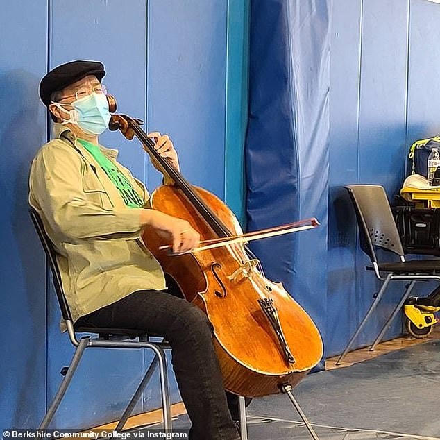 Nghệ sĩ cello nổi tiếng Yo Yo Ma đã bất ngờ thực hiện một phần biểu diễn ngắn tại nơi ông tới tiêm vắc-xin Covid-19.