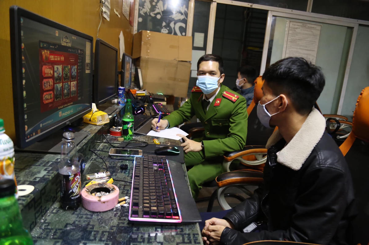 Cơ quan công an lập biên bản tại quán Internet Hữu Tình, khu Hoàng Hoa Thám, phường Mạo Khê, thị xã Đông Triều (Quảng Ninh).