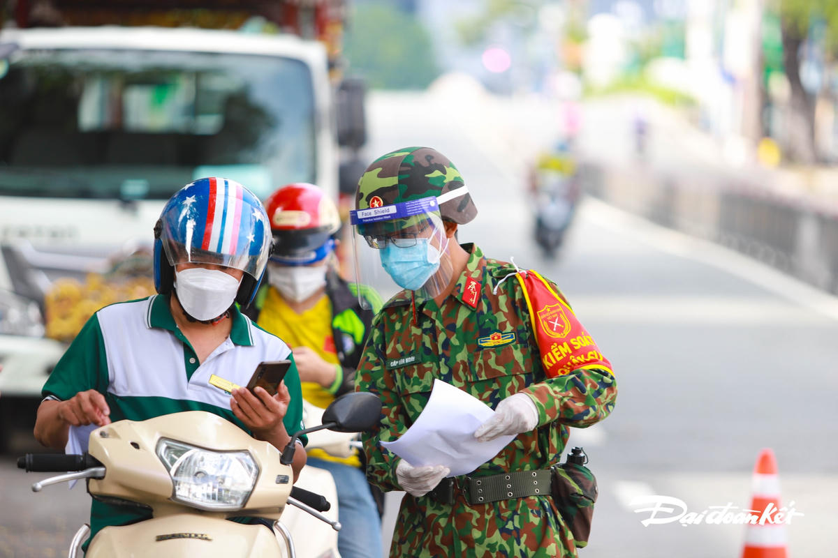 [ẢNH] TP HCM kiểm tra mã QR tại các chốt trở lại