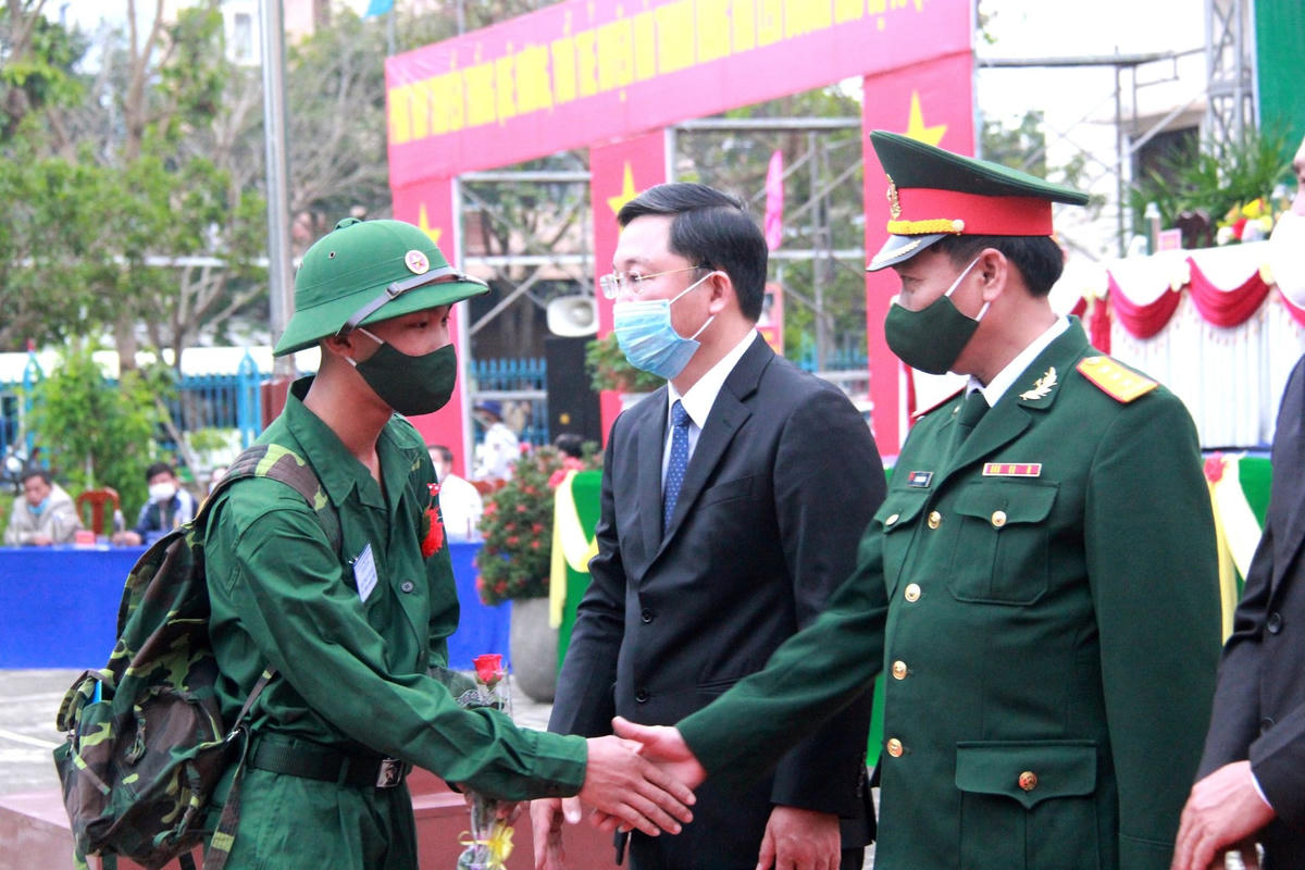 Các tân binh bắt tay lãnh đạo trong tỉnh Quảng Nam lên đường nhập ngũ.
