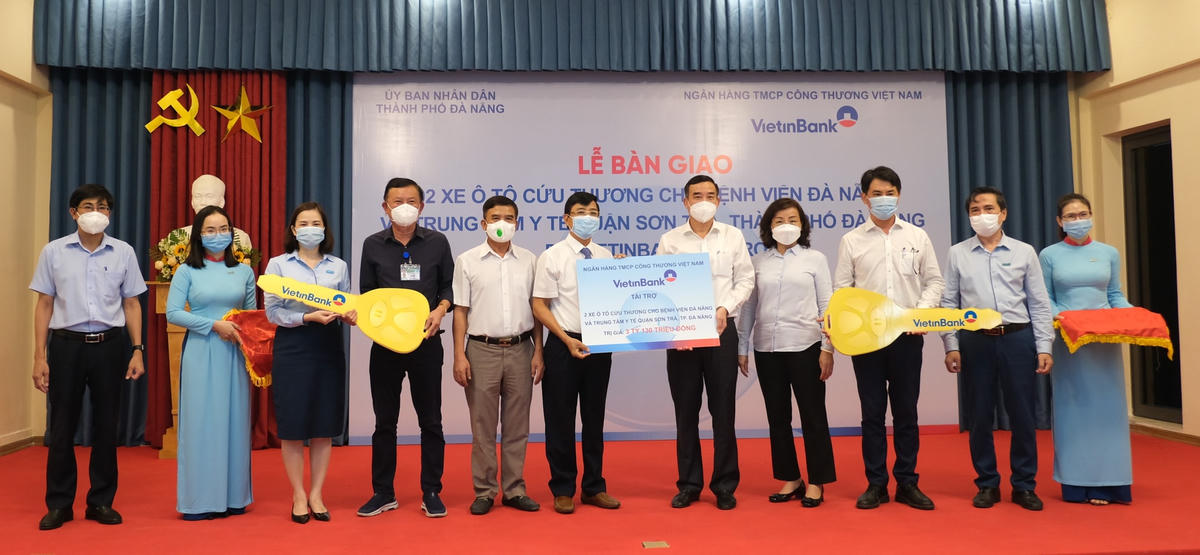 VietinBank trao biển tượng trưng tài trợ 2 xe cứu thương cho Bệnh viện Đà Nẵng, Trung tâm Y tế quận Sơn Trà, TP Đà Nẵng.