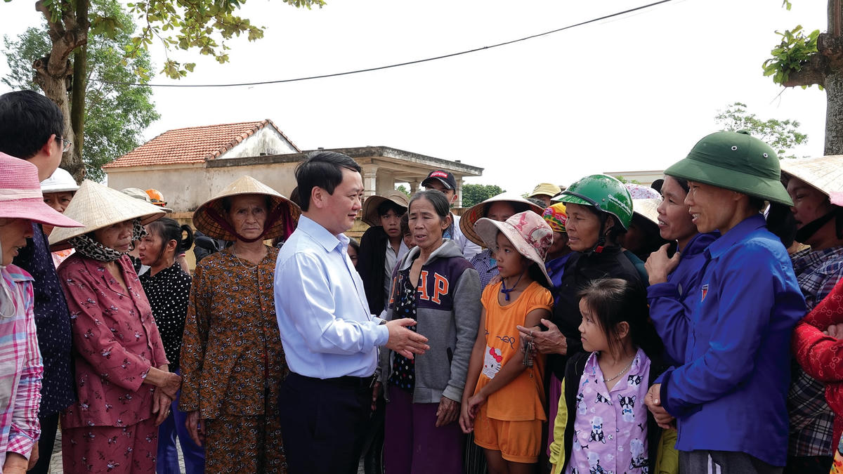 Phó Chủ tịch - Tổng Thư ký Hầu A Lềnh động viên bà con vùng lũ huyện Lệ Thủy, tỉnh Quảng Bình.  