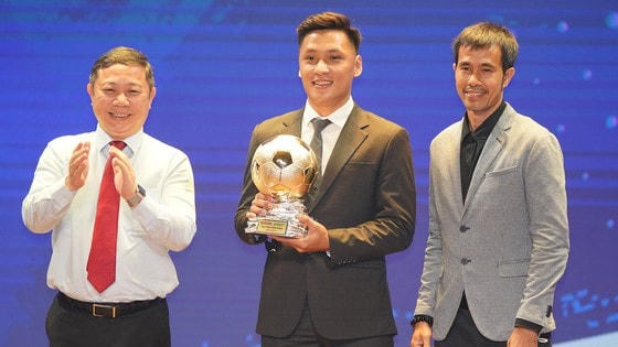 Thủ thành thủ thành Hồ Văn Ý rạng ngời với quả bóng vàng futsal 2021.
