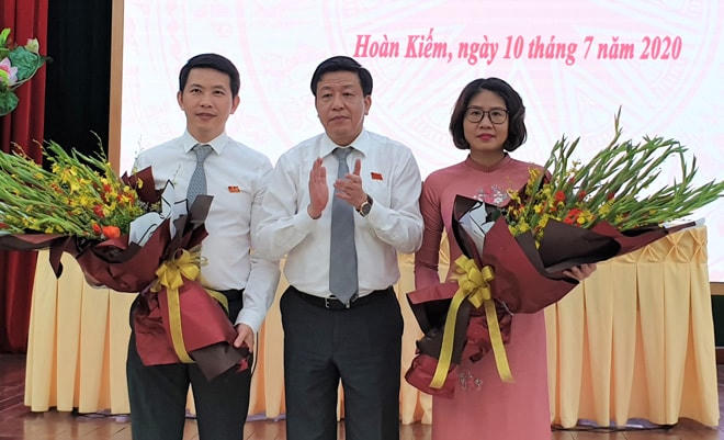 Bí thư Quận ủy, Chủ tịch HĐND quận Hoàn Kiếm Dương Đức Tuấn chúc mừng hai ông Phạm Tuấn Long và  bà Phạm Thị Thu Thủy.