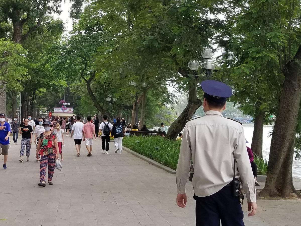 Lực lượng bảo vệ đang làm nhiệm vụ, thường xuyên nhắc nhở người dân đeo khẩu trang.