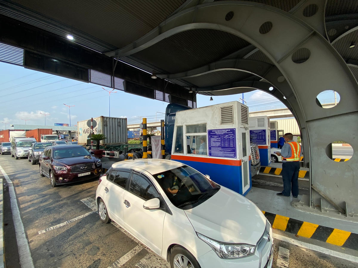 Trạm thu phí BOT xa lộ Hà Nội. Ảnh: Trung Lĩnh