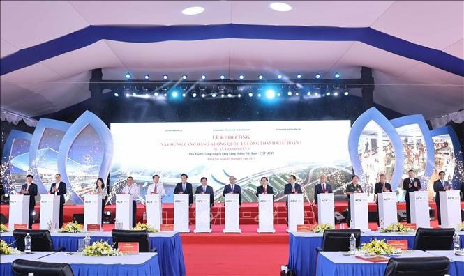 Thủ tướng Nguyễn Xuân Phúc và các đại biểu thực hiện nghi thức khởi công. Ảnh: Thống Nhất/TTXVN.