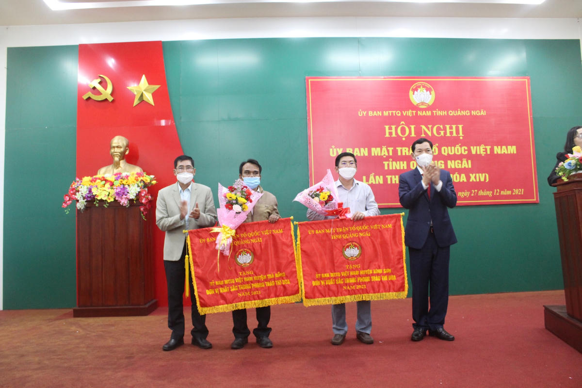 Tặng cờ cho 2 tập thể có thành tích xuất sắc trong công tác Mặt trận năm 2021.