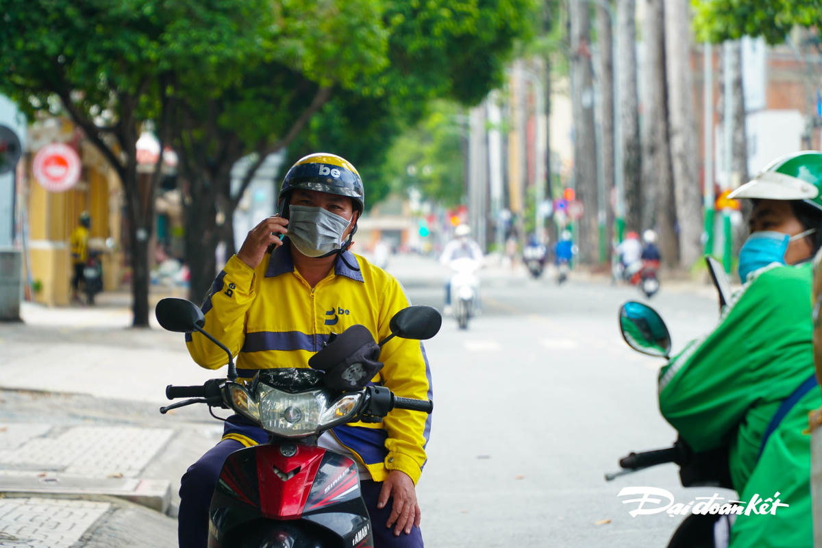 Tại hẻm 92 Cao Thắng, các shiper không được phép vào trong, mà phải gọi người ra nhận hang.