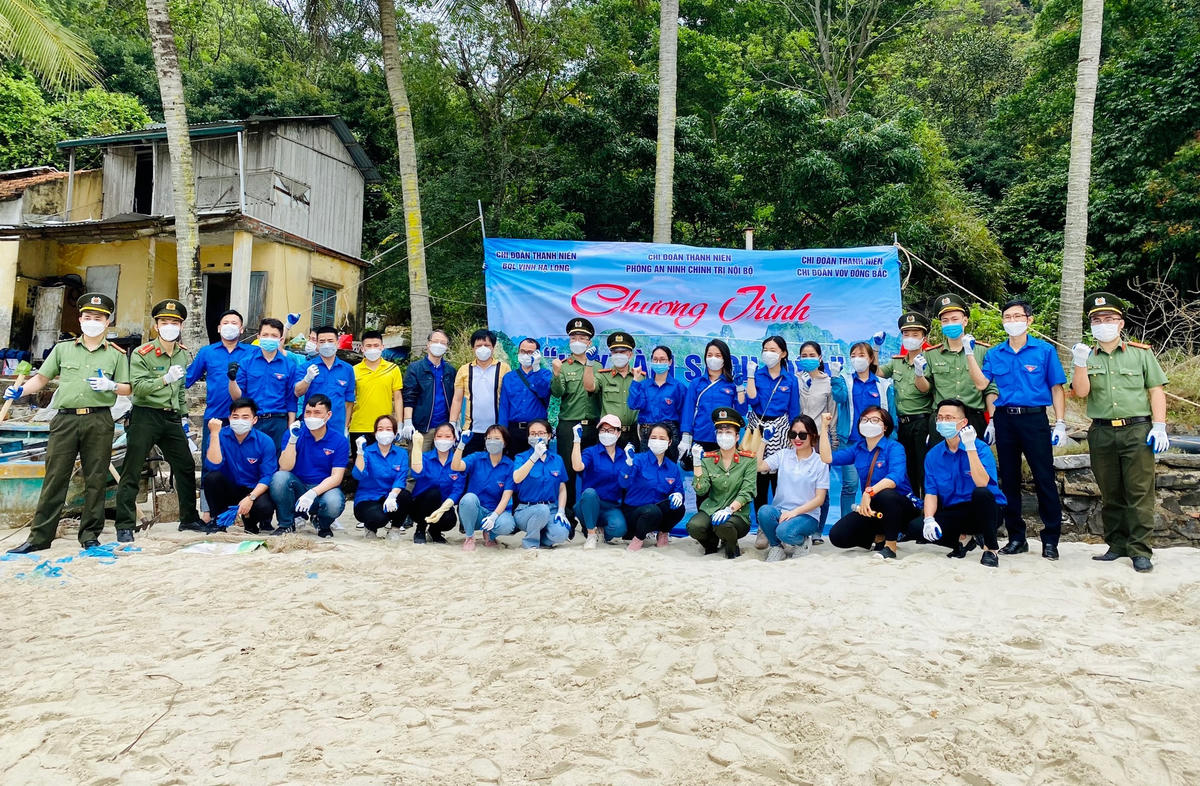 50 Đoàn viên từ các cơ quan Ban Quản lý vịnh Hạ Long, Phòng An ninh chính trị nội bộ (Công an tỉnh Quảng Ninh), Cơ quan thường trú Đài Tiếng nói Việt Nam khu vực Đông Bắc đã tham gia các hoạt động vớt, dọn rác, làm sạch bãi biển trên đảo Lờm Bò (vịnh Hạ Long).