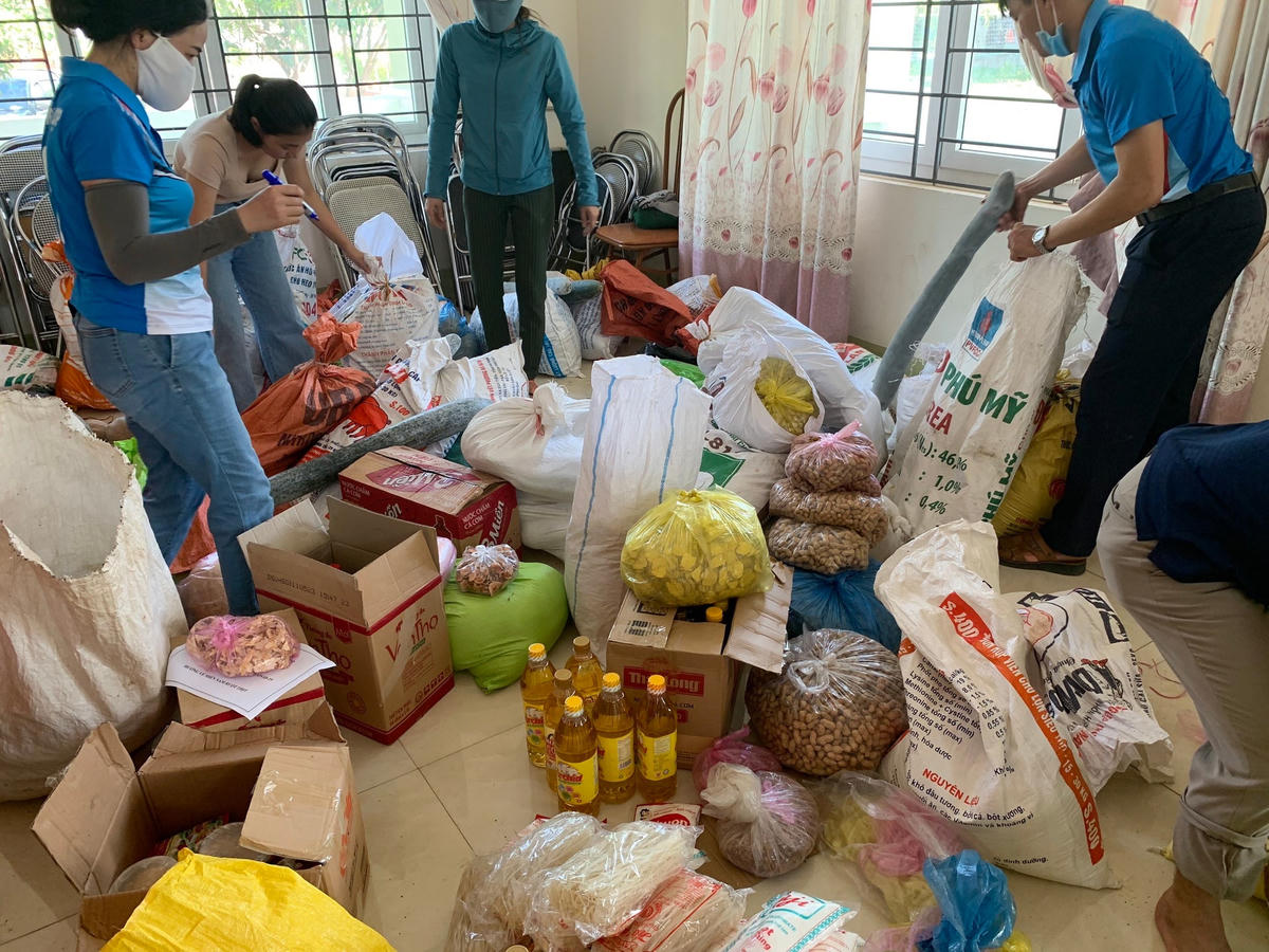 Lương thực, thực phẩm được phân loại, đóng gói trước khi chuyển đến điểm tập kết