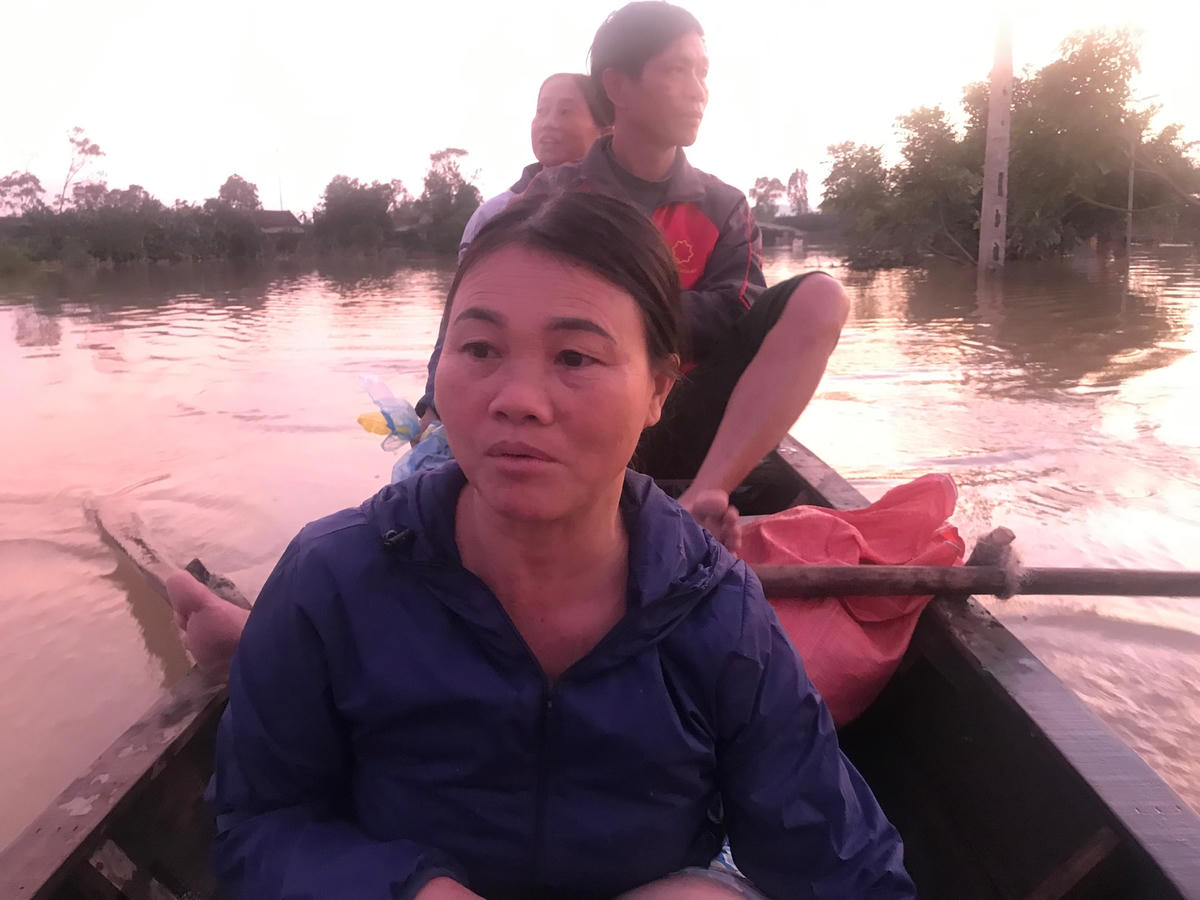 Vợ chồng chị Mại, anh Hợi (ngồi trước) đã cứu hàng chục người dân ở thôn Phan Chu Trinh thoát nạn.
