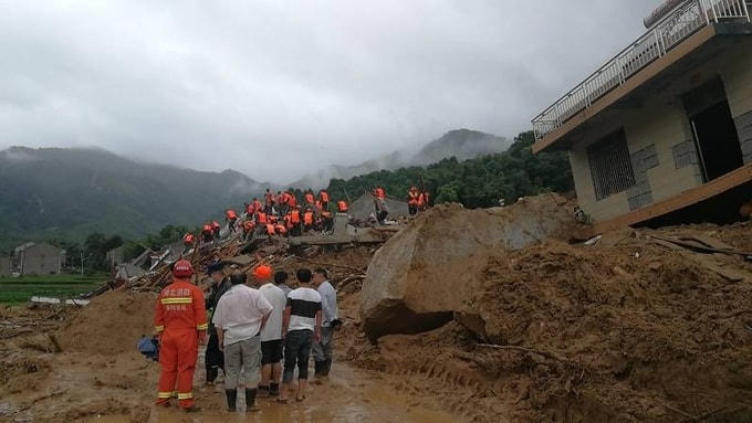 Hiện trường sạt lở đất sáng nay tại thị trấn Đại Hà. Ảnh: Xinhua.