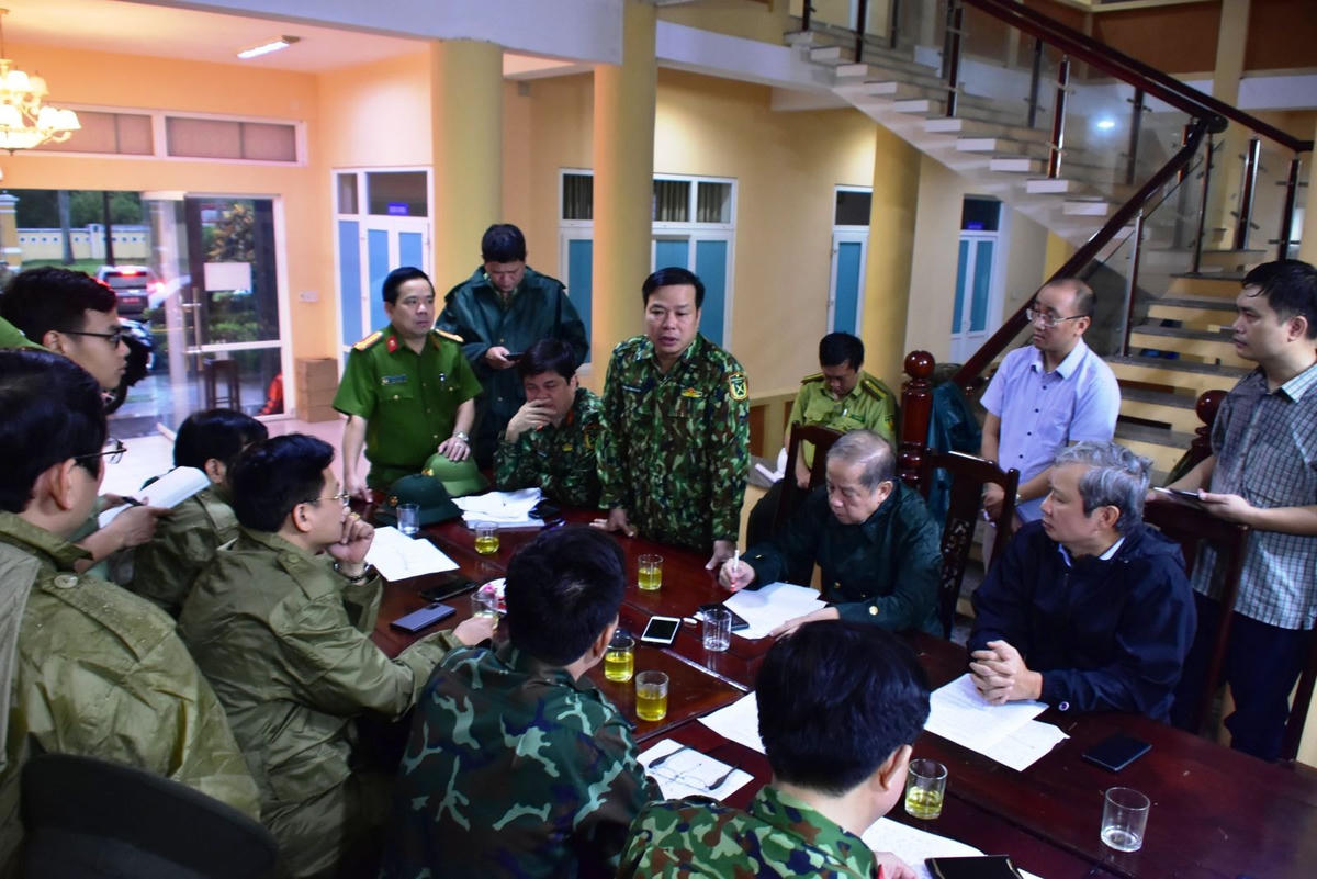Bí thư Tỉnh ủy Thừa Thiên - Huế Lê Trường Lưu, Chủ tịch UND tỉnh Phan Ngọc Thọ, đại diện lãnh đạo Quân khu 4 và các lực lượng họp bàn phương án tiếp cận, cứu hộ, cứu nạn thủy điện Rào Trăng 3. Ảnh: Báo Thừa Thiên - Huế.
