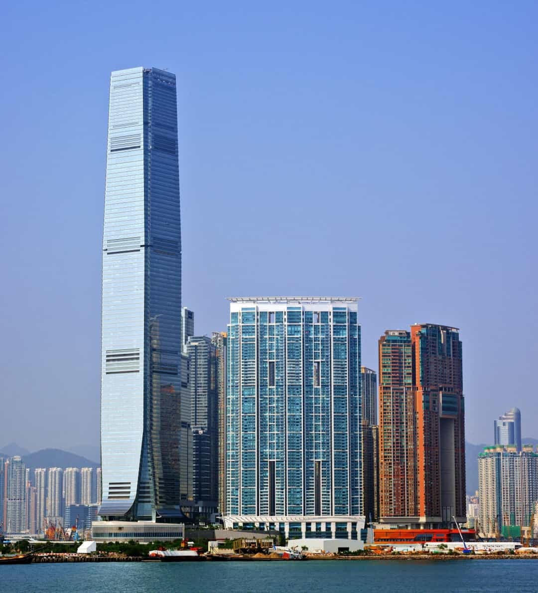 Trung tâm Thương mại Quốc tế ở Hồng Kông, được khai trương vào năm 2010 và cao 484 m.  