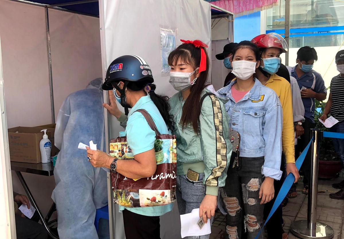 Nhiều công nhân ở Long An nhưng làm việc tại TP HCM cũng phải có giấy xét nghiệm thì mới di chuyển được. Ngoài ra, một số bệnh viện, công ty khác cũng yêu cầu có giấy xét nghiệm này.