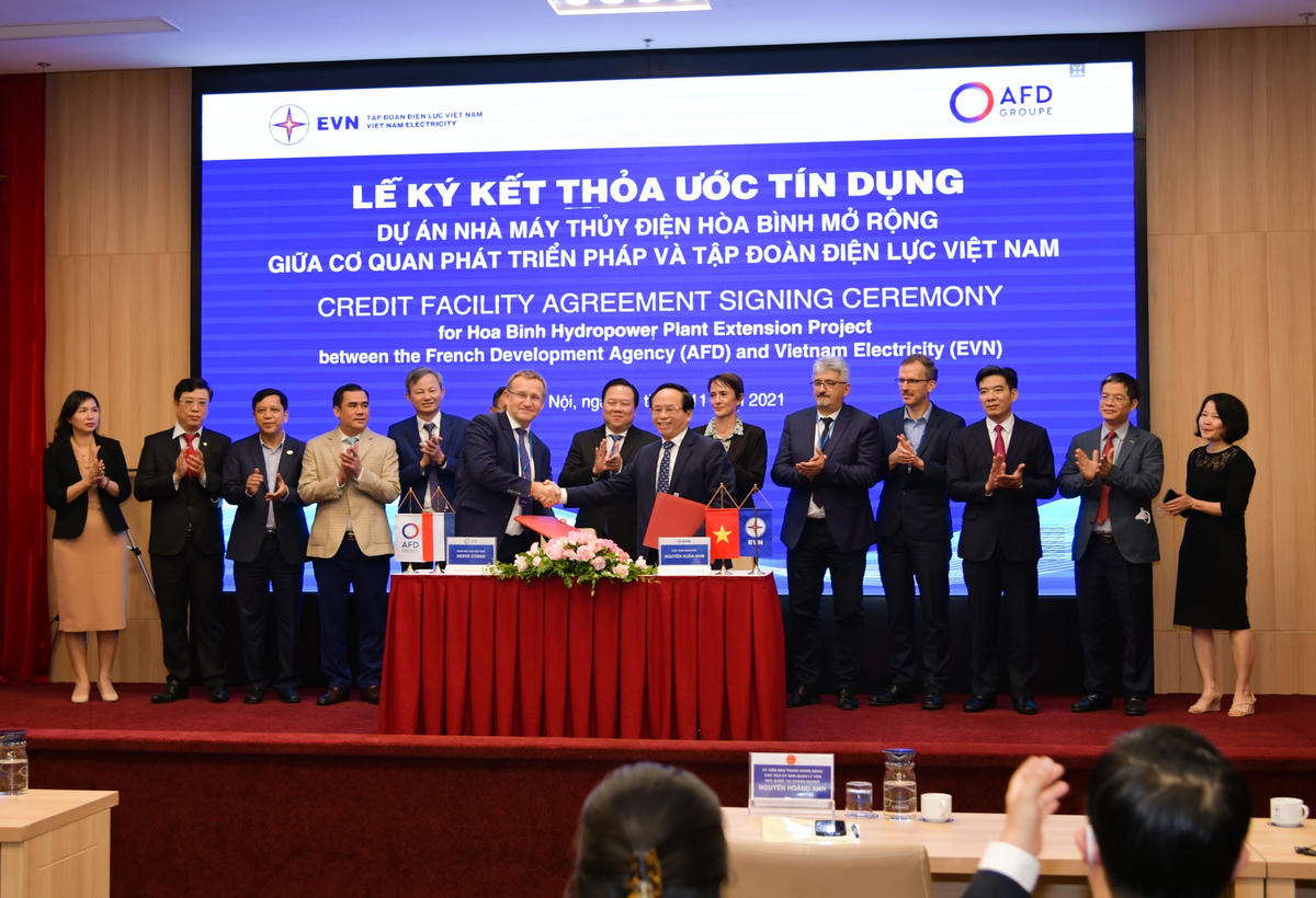 Quang cảnh lễ ký kết.