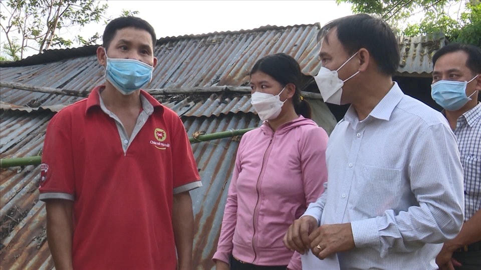 Ông Nguyễn Quốc Hoàn, Chủ tịch Ủy ban MTTQ tỉnh Phú Yên trao hỗ trợ cho người dân có tàu bị chìm trong đợt mưa lốc tháng 3 vừa qua.  