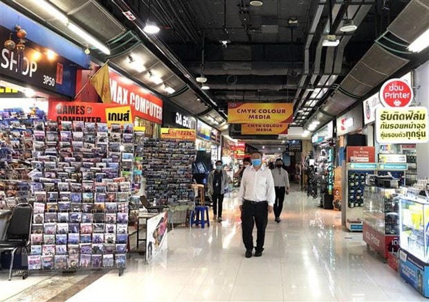 Người dân thủ đô Bangkok đi mua sắm tại siêu thị. (Ảnh: Ngọc Quang/TTXVN).