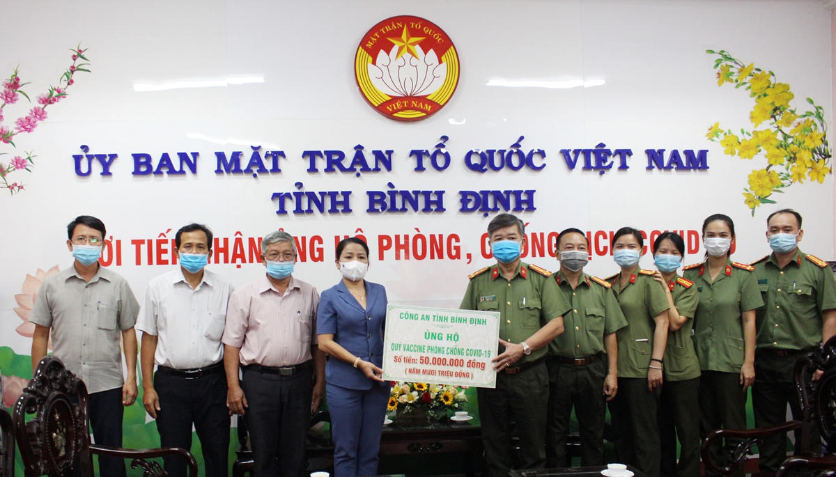 Cán bô,chiến sĩ công an tỉnh Bình Định, ủng hộ 50 triệu cho công tác phòng, chống dịch Covid-19. 
